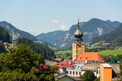 Panorama del villaggio di Schladming con la chiesa cattolica al centro, Austria.
