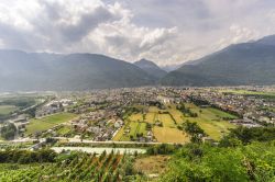 Il panorama di Morbegno, la città di fatto rappresenta il primo grane dentro abitato della Valtellina - © Claudio Giovanni Colombo / Shutterstock.com