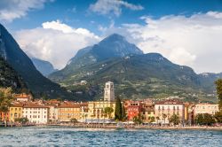 Panorama di Riva del Garda in Trentino fotografata dal Lago di Garda.