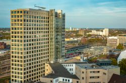 Panorama di un grattacielo in architettura minimalista nella città di Dortmund, Germania - © geogif / Shutterstock.com