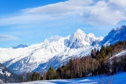Panorama innevato fotografato da Saint-Gervais-les-Bains, Francia. Siamo in una celebre località per gli sport invernali adatta sia alle famiglie che al divertimento giovanile.

