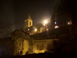 Panorama notturno del borgo di Equi Terme in Lunigiana
