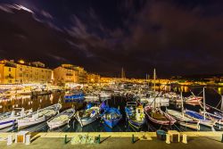 Panorama notturno del porto di Saint-Tropez, Francia, con le barche ormeggiate - © Fishman64 / Shutterstock.com