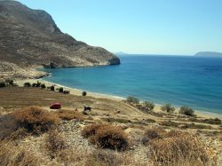 Panorama sulla costa dell'isola di Anafi, Grecia. Arida e collinosa, Anafi ha un territorio di poco più di 40 km quadrati con una lunghezza massima di 12 chilometri e 6 di larghezza ...