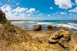 Panorama sulla spiaggia di Torquay, Australia. Roccia e sabbia si mescolano fra di loro per creare uno dei più suggestivi tratti di costa del Victoria.
