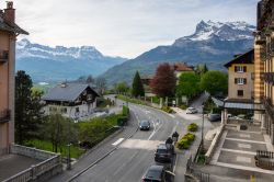 Panoramica dall'alto di Saint-Gervais-les-Bains con le Alpi sullo sfondo, Francia - © gumbao / Shutterstock.com