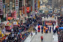 La grande parata del capodanno cinese a New York, Stati Uniti. Lungo le strade della città, fra Chinatown e Little Italy, si svolge il tradizionale evento del capodanno cinese che vede ...