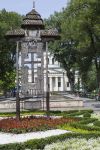 Il parco della cattedrale a Chisinau, Moldavia. Questo edificio di culto, conosciuto come  Cattedrale della Natività,  è il più importante luogo di fede ortodossa ...