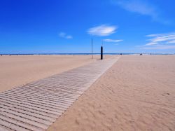 Particolare della spiaggia di Castelldefels, Spagna - L'immensa distesa di sabbia fine che caratterizza il tratto costiero di questa cittadina situata nelle vicinanze di Barcellona © ...