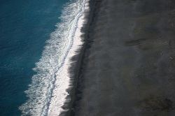 Le rocce vulcaniche hanno creato la spettacolare tonalità della spiaggia nera di Nonza, una delle attrazioni della Corsica