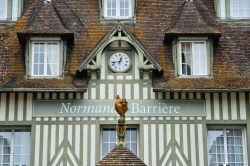 Particolare dell'Hotel Normandy Barriere a Deauville, Francia: decorazione a strisce verdi e orologio sulla facciata.

