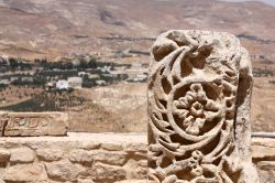 Particolare di una decorazione scultorea al castello di Karak, Giordania. Un frammento di colonna decorata alla struttura fortilizia di Karak  - © giovanni1 / Shutterstock.com
