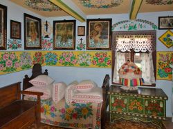 Particolare di una stanza di Felicja Curyowas nella sua casa-museo nel villaggio di Zalipie. La signora fu una pittrice appassionata e decorò con grande gusto sia le pareti della casa ...
