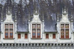 Le finestre decorate del Castello della Loira più famoso di Francia: Azay le Rideau - Così come sulla facciata della fortezza spiccano le iniziali dei Berthelot nella parte superiore, ...