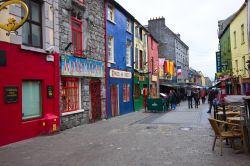 Passeggiata nel centro storico di Galway in Irlanda - © littlenySTOCK / Shutterstock.com