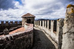 Passeggiata sulle mura del Castello dei Malaspina a Fosdinovo in Toscana - © Sandro Amato / Shutterstock.com