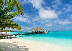 La passerella che conduce alle capanne costruite sull'acqua in un resort su un atollo delle Maldive - foto © sf2301420max / Shutterstock.com
