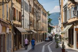 Persone a passeggio in una strada nella vecchia città di Gorizia, Friuli Venezia Giulia, Italia - © Lev Levin / Shutterstock.com