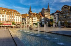 Piazza Kleber a Strasburgo, Alsazia, Francia. Una volta completato il tour della Strasburgo culturale e narratrice di storie passate, i visitatori alla ricerca dello svago potranno lanciarsi ...