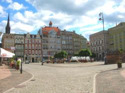 La piazza centrale di Walbrzych, Polonia, è conosciuta anche come "piazza del mercato" ed è il luogo ideale per iniziare la propria visita al centro storico della ...
