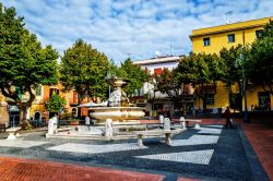 Una piazza con fontana nel cuore di Grottaferrata. ...
