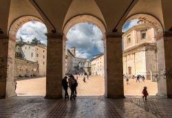 Piazza del Duomo a Spoleto vista dal portico di Santa Maria Assunta (Umbria) - © Paolo Tralli / Shutterstock.com