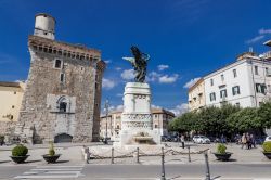 Piazza IV Novembre in centro a Benevento, con il memoriale della Prima Guerra Mondiale eretto dal re VIttorio Emanuele III - © DinoPh / Shutterstock.com