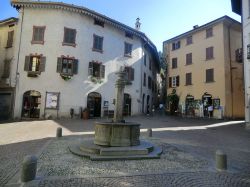 Piazza Marconi detta la piazza delle te fontane a Morbegno - © BARA1994 - CC BY-SA 3.0 - Wikipedia