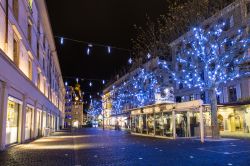 Piazza Molard di notte illuminata dalle decorazioni di Natale, Ginevra. Fra le principali arterie della città, questa bella piazza è circondata da importanti e lussuosi negozi. ...