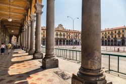 La piazza nel centro storico di Alessandria, ...