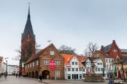 La piazza Nordermarkt, con la fontana del nettuno e la chiesa di Sankt Marien a Flensburg (Germania) - © Evannovostro / Shutterstock.com