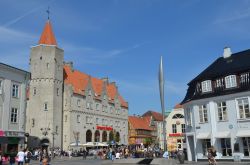 Uno scorcio della piazza Nytorv, nel vivace centro storico di Aalborg (Danimarca) durante l'estate, quando molti turisti visitano la città - foto © agrofruti / Shutterstock.com ...