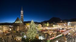 Piazza Walther, panoramica dei mercatini di Natale di Bolzano, in Alto Adige.