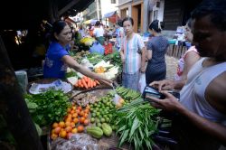 Un piccolo mercato di strada nella città di Myeik, Myanmar: bancarelle di frutta e verdura fresca  - © amnat30 / Shutterstock.com