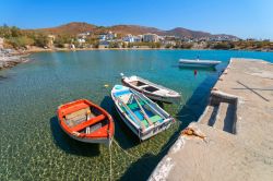 Un piccolo porto sull'isola di Syros, gruppo delle Cicladi, Grecia, con barche ormeggiate nei pressi del molo.
