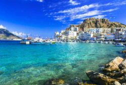 La bella cittadina di Pigadia, il mare limpido e la famosa spiaggia di Karpathos, isole del Dodecaneso in Grecia - © leoks / Shutterstock.com