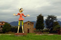 Pinocchio, il famoso burattino di legno celebrato a Collodi con una enorme statua