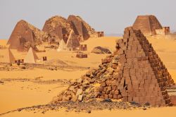 Sulla riva orientale del Nilo, le Piramidi ...