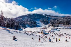 Piste da sci a Sarajevo, Bosnia Erzegovina. Nel cantone di Sarajevo esistono 16 chilometri di piste e i comprensori sciistici presenti sono serviti da 11 impianti di risalita - © Photokanto ...