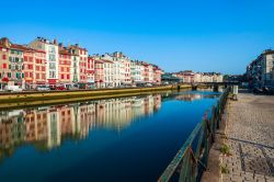 Una pittoresca veduta del fiume Nive nel centro di Bayonne, Francia. Città d'arte e di storia, Bayonne deve la sua notorietà anche al patrimonio architettonico - © saiko3p ...