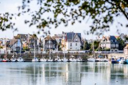 Una pittoresca veduta della marina di Deauville (Normandia) con le barche ormeggiate, Francia. Sullo sfondo, i tipici edifici a graticcio.

