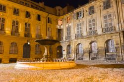 Place d'Albertas ad Aix-en-Provence, Francia - Atmosfera suggestiva per questa fotografia notturna di piazza d'Albertas, situata nel cuore di Aix en Provence. Delimitata da quattro piccoli ...