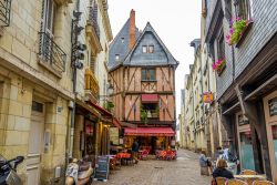Place Plumereau nel centro storico di Tours, Francia. La città, che ha una popolazione di circa 140 mila abitanti, è chiamata anche "Giardino di Francia" - © milosk50 ...