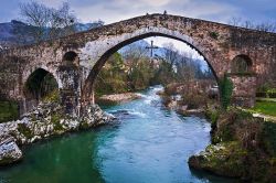 Ponte a schiena d'asino sul Rio Otita nella regione di Guipuzcoa, Paesi Baschi.
