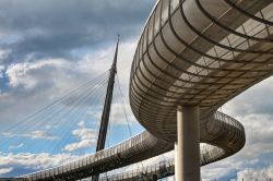 Particolare del Ponte del Mare a Pescara, Abruzzo. Con i suoi 466 metri di lunghezza, il ponte sospeso ciclo pedonale di Pescara è il più grande d'Italia e uno dei maggiori ...