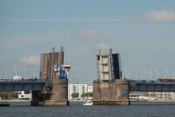 Un ponte mobile di Aalborg. La città è costruita sull'acqua ed è da sempre un importante scalo commerciale per il paese - © Arth63 / Shutterstock.com