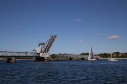 Il ponte mobile di Aalborg (Danimarca) sul Limfjord viene aperto per permettere il passaggio delle imbarcazioni - foto © Oliver Foerstner / Shutterstock.com