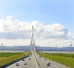 Ponte sulla Senna che collega le città di Le Havre a Honfleur - © Pecold / Shutterstock.com