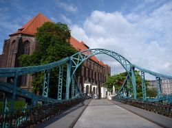 Il ponte Tumski a Wroclaw, Polonia -  La parte più antica della città polacca, nota come Ostrow Tumski, letteralmente l'isola della Cattedrale, è collegata a Breslavia ...