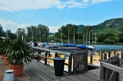 Il pontile da cui si accede al lago di Caldaro, Trentino Alto Adige. Molto frequentato dai turisti, il bacino lacustre ospita lungo le sue rive impianti balneari, piccoli e graziosi porti, campeggi ...